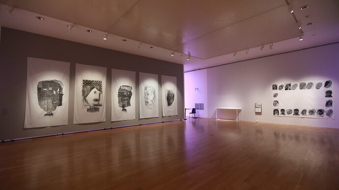 Eugenio Dittborn, Histórias do rosto, vista da exposição. Cortesia do Museo Nacional de Bellas Artes