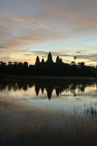 Veduta del complesso di Angkor Wat, Cambogia, illuminato dalle luci dell'alba