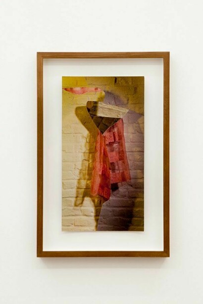 Raphael Danke I En Belgique, Haarreif mit Federn Pip Hackett Millinery, 2012, Courtesy the artist and MOTinternational Brussels and London
