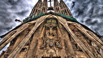 La Sagrada Familia de Barcelona bajo un manto de nubes