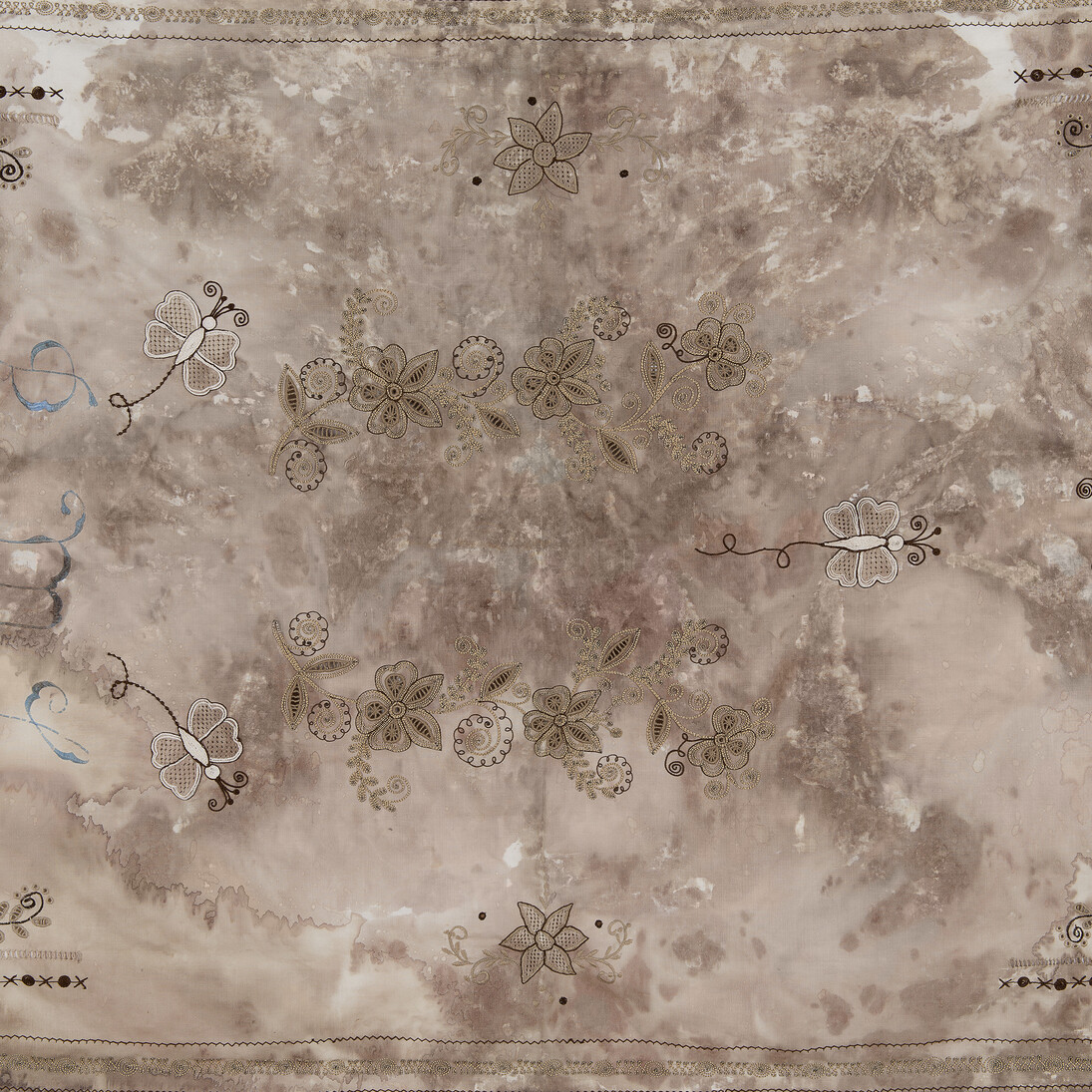 Cuando la mayoría éramos Sandinistas / When Most of Us Were Sandinistas, 2014
Embroidery on fabric previously imbued with blood from the body of a woman assassinated in Managua, Nicaragua. Created by Atlántida Espinoza, Conny Gutiérrez, Xiomara Gutierrez, and Susana Pérez
59 x 41 inches