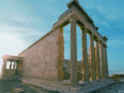 Ruínas em Atenas, Grécia. O jovem grego, por sua vez, segundo Facão, “deveria seguir à risca uma série de procedimentos que eram repassados por vários mestres ao decorrer de sua infância até o fim de sua juventude”. Na fase adulta, esses conhecimentos eram aprimorados e postos à prova