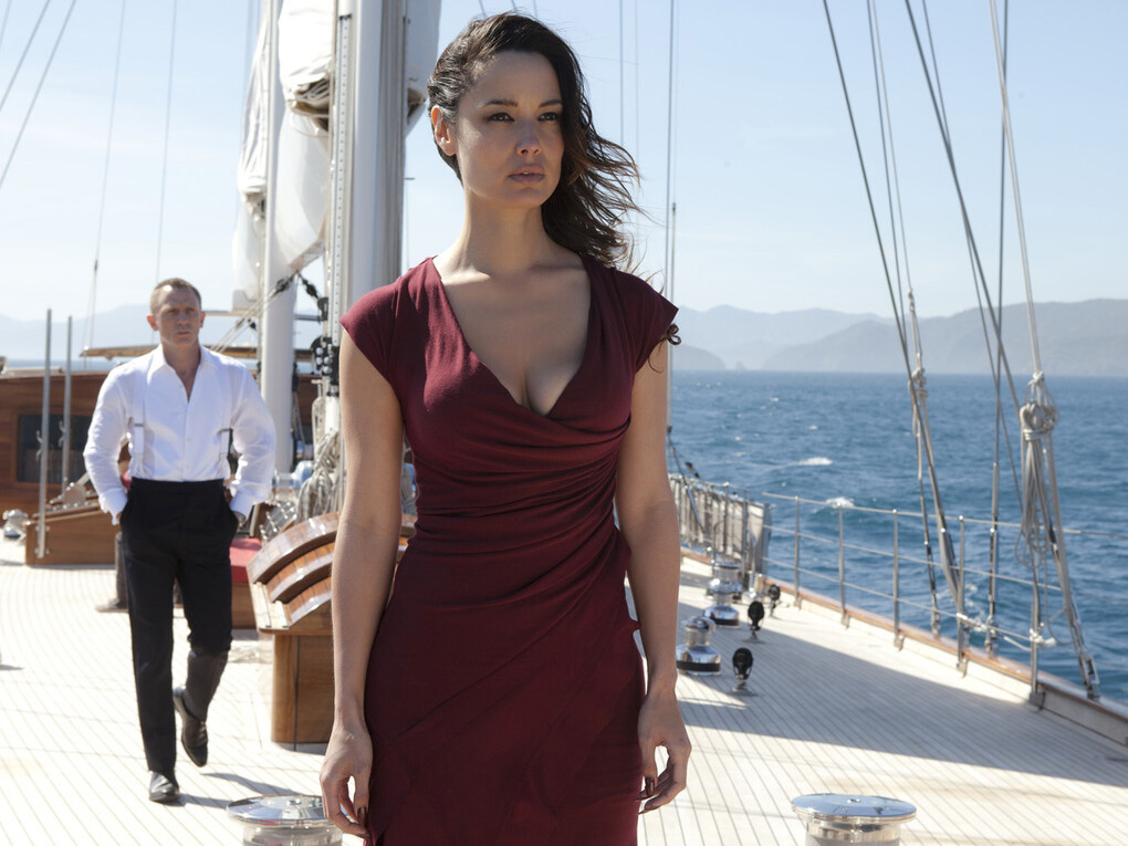 Daniel Craig y Berenice-Marhole en "Skyfall"