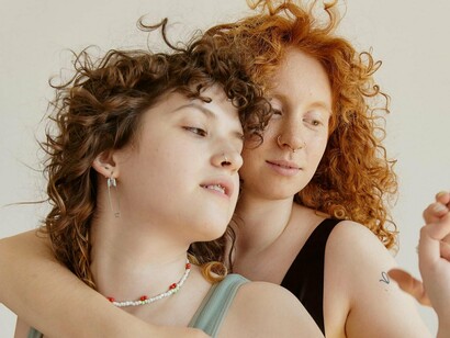 Casal de mulheres. "Admitir o que somos para ser o que se é. Recusar o medo é encará-lo, não escondê-lo. Vem ser feliz comigo? Não quero viver em segredo"