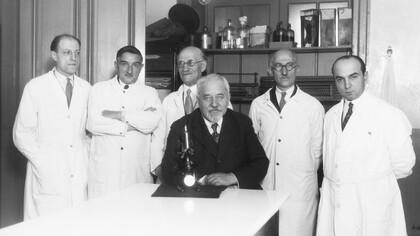 León Charles Albert Calmette junto con su equipo de investigadores en el Instituto Pasteur, París, Francia