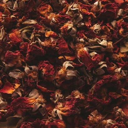 Petali di rosa. Gli estratti di rosa sono ricchi di vitamine, minerali e antioassidanti