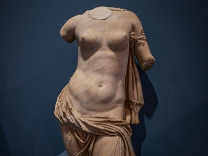 Estátuas em museu em Atenas, Grécia. Em um momento em que as escolas buscam metodologias mais ativas e significativas, os museus se revelam aliados poderosos. Eles oferecem espaços que estimulam o protagonismo do estudante, que incentivam a formulação de hipóteses, que favorecem o debate e a problematização