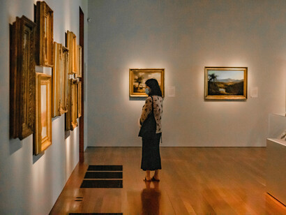 Les cadres dorés semblent emprisonner des fragments de lumière, où l’alchimie fragile transforme une brûlure en beauté, semblable à celle des jeux d’enfant avec le soleil