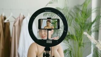 Menina gravando video para redes sociais