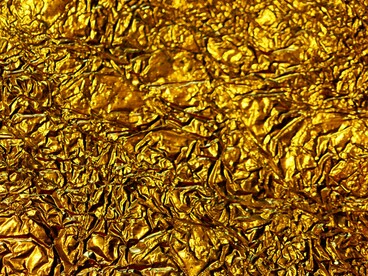 Nella tradizione alchemica, la trasformazione del piombo in oro rappresenta simbolicamente il percorso dell’essere umano dalla materia grezza alla purificazione e alla coscienza