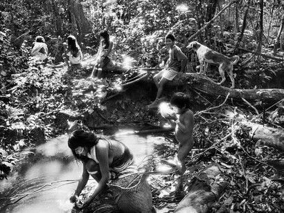 Sebastião Salgado, Marubo Indians, Javari Valley. State of Amazonas, Brazil, 1998. Avec la courtoisie de Tour & Taxis