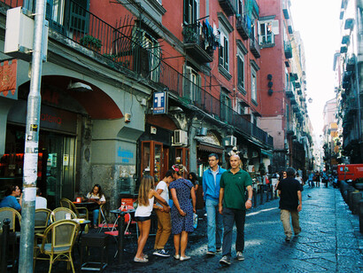 Nápoles. Cafés en las calles del barrio de Spaccanapoli