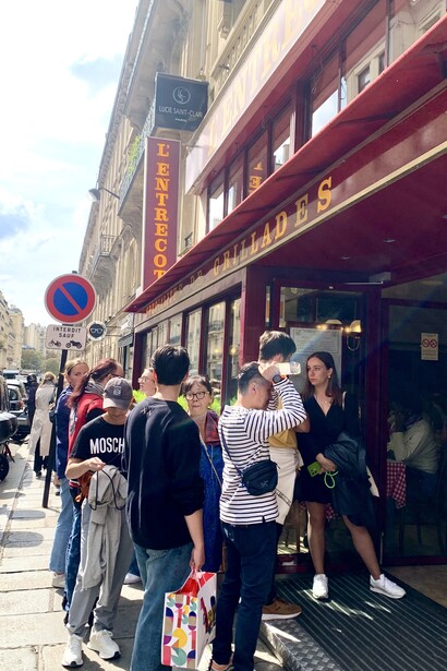 Ingreso al reconocido restaurante L'Entrecote, en París, Francia