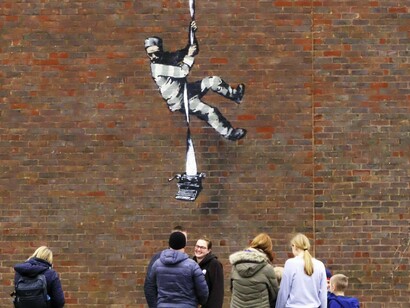 O mural de um prisioneiro fugitivo — possivelmente em referência ao detento famoso Oscar Wilde — apareceu nas paredes da prisão desativada de Reading em 2021. A prisão de Reading abrigou Wilde entre 1895 e 1897 e foi imortalizada por seu poema Ballad of Reading Gaol, que refletiu sobre a brutalidade do sistema penal vitoriano.