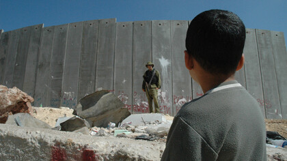 Le conflit actuel entre Israël et la Palestine est marqué par des affrontements militaires intenses, notamment entre les forces israéliennes et le groupe armé palestinien Hamas, ce qui a causé des centaines de victimes civiles des deux côtés