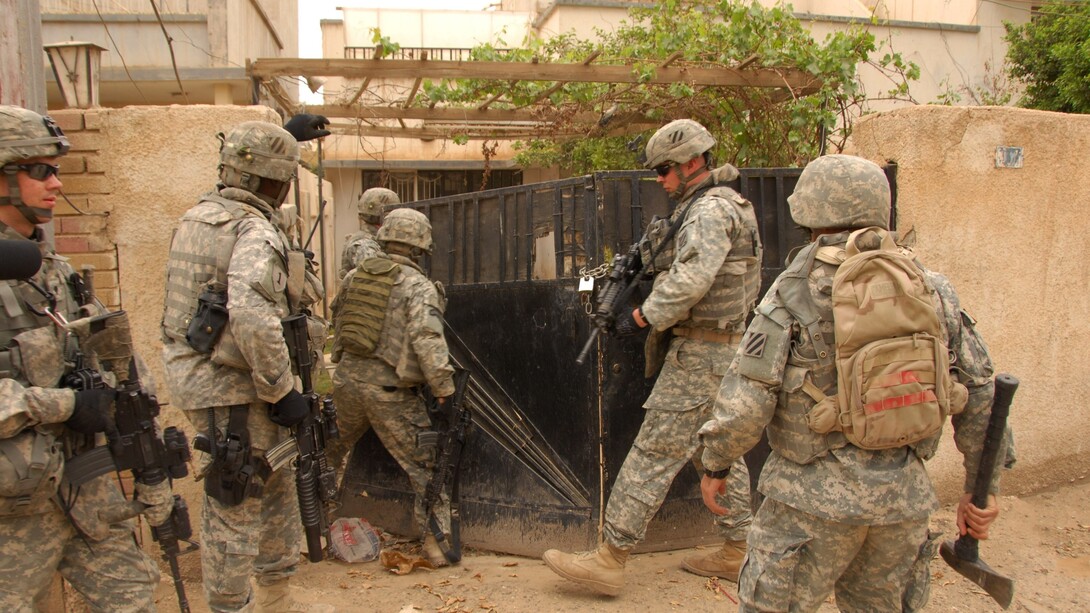 "Iraqi Freedom". Soldati dell'esercito statunitense entrano in una casa abbandonata alla ricerca di possibili armi o altri materiali illegali durante una pattuglia a Haidraq, Iraq, il 6 aprile 2008