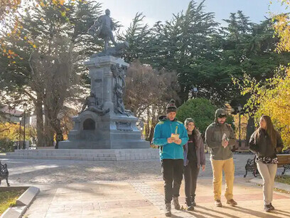 Conversando en la plaza Muñoz Gamero sobre la organización del próximo congreso de Ammpe World, Punta Arenas, Chile