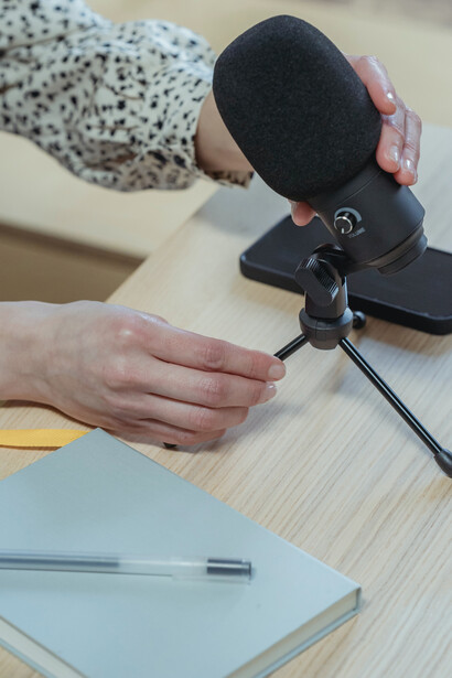 Palestrante confere funcionamente de microfone