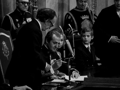 Juan Carlos I firmando la Constitución