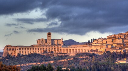 Lo skyline di Assisi, Italia. Papa Francesco nel 2019 convoca giovani economisti e imprenditori e "change makers" ad Assisi