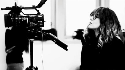 Emanuela Morozzi durante delle riprese cinematografiche