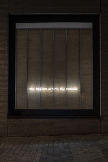 Douglas Gordon,
All I need is a little bit of everything, 2024, exterior view.
Artwork © Studio lost but found/VG Bild-Kunst, Bonn, Germany 2024.
Photo: Lucy Dawkins.
Courtesy Gagosian