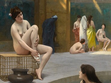 L’apprendimento avviene anche attraverso l’osservazione: le più giovani assimilano gesti che appartengono alla memoria familiare e comunitaria. Jean-Léon Gérôme, Donne al bagno, ante 1889