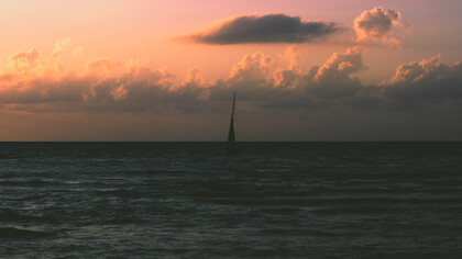 Barca a vela nell'oceano. Gli oceani hanno un ruolo fondamentale nell'assorbimento di anidride carbonica