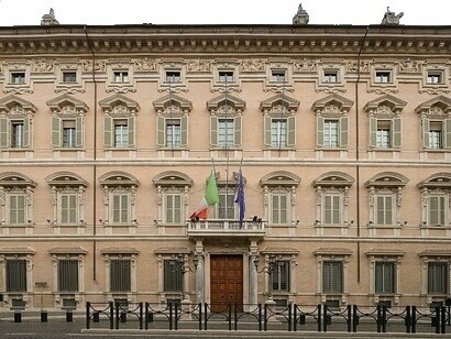 La proposta di consentire l'accesso agli animali da compagnia nelle stanze del Senato italiano potrebbe rivoluzionare il rapporto tra politica e benessere animale, permettendo ai senatori di portare con sé i propri animali domestici. Palazzo Madama, Roma, Italia