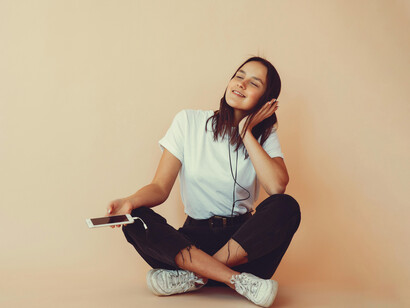 Una joven escuchando música. Distintas canciones pueden representar momentos de nuestra vida