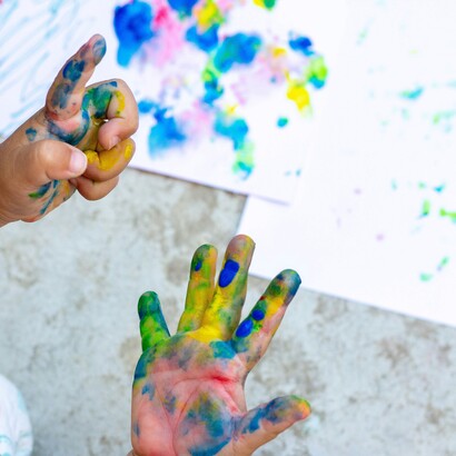 Attraverso il disegno, la pittura o la scultura, le persone possono comunicare sentimenti difficili da spiegare con le parole