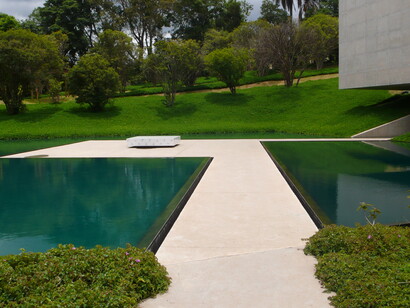 Adriana Varejão desafia o espectador com suas obras que invertem a lógica colonial explorando temas como carne e fissuras em suas composições. Galeria Adriana Varejão – Instituto Inhotim, Minas Gerais, Brasil