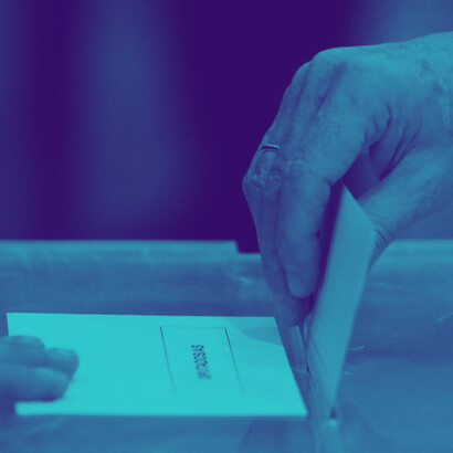 Persona ejerciendo su derecho al voto