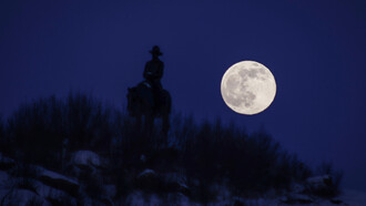Jinete se adentra en una sierra bajo la luz de la luna llena