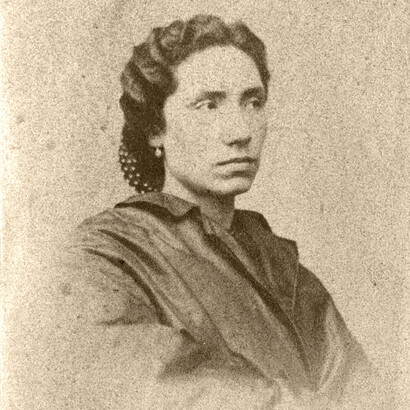 Rosalía de Castro, otorgó prestigio al gallego al usarlo como vehículo de su obra Cantares gallegos y afianzó así el renacer cultural de la lengua