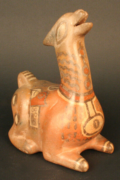 Figura zoomorfa: llama
Materiales: Cerámica
400 - 600 dC
Medidas: 172mm x 127mm x 96mm