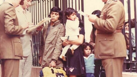 Carabineros y Emilio Barbarani mientras controlan los documentos a la sálida de la embajada de Italia,1974