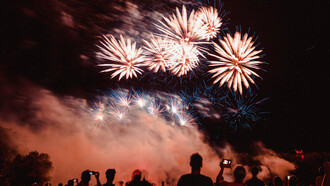 Costumbres para la fiesta de Año Nuevo. Estas costumbres reflejan la diversidad cultural que existe, así como las ganas que tienen las personas de celebrar este acontecimiento