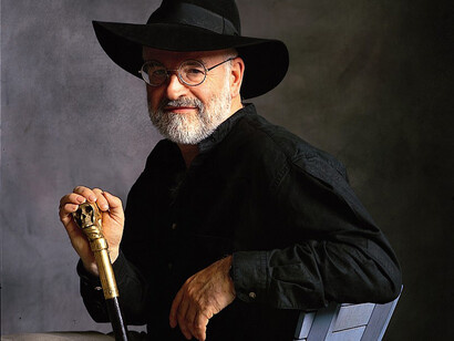 Terry Pratchett con su bastón