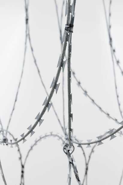 View of the exhibition Gianni Motti “Draft” Galerie Perrotin Paris from October 22 to December 19, 2015. “Draft”, 2015, razor barbed wire, Photo: Claire Dorn, Courtesy Galerie Perrotin
