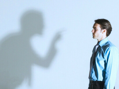 Hablar solo resulta una de las acciones más beneficiosas de nuestro cerebro