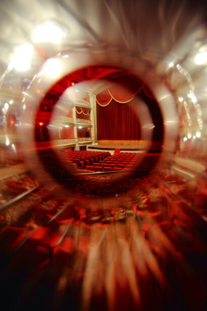 Teatro de Santa Isabel, Recife. Um olhar sobre a sala de espetáculos, através do visor em cristal de Murano © Marcelo Lyra
