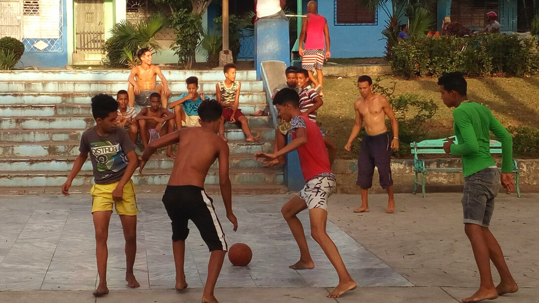 Niños jugando fútbol descalzos, Cuba. Foto: Paco Cerezo