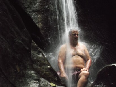 Purificazione in un torrente delle Amazone, prima di cerimonia Ayahuasca 