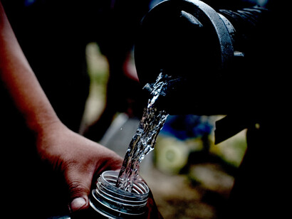 Agua que sí has de beber, déjala correr