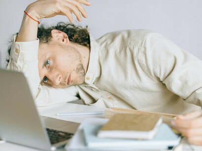 Homem frustrado com seu trabalho. A gente vai crescendo e ficando longe da criança que fomos, muitos de nós se esquecem delas quando deveríamos deixá-las bem vivas lá dentro, numa forma de fuga da vida dura adulta que, cheia de responsabilidades, vai nos endurecendo, tirando a inocência tão gostosa e nos tornando outras pessoas à medida que novas responsabilidades vão sendo acrescidas