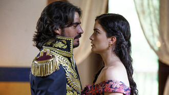 El actor Luis Gerónimo Abreu (Simón Bolívar) y Shany Nadan (Manuelita Sáenz) en la serie de televisión Bolívar