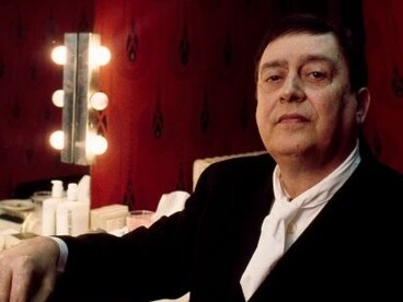 Il suo teatro rifiuta la rappresentazione tradizionale e la psicologia del personaggio, privilegiando la forza espressiva della parola e la sua dimensione sonora