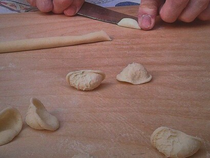La classica lavorazione delle orecchiette