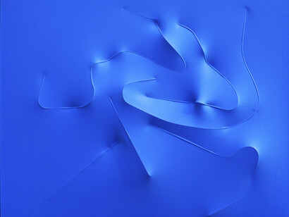 Agostino Bonalumi, Blu, 1993, tela estroflessa e tempera vinilica, 114 x 146 cm